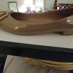 11M tan patent leather flats
